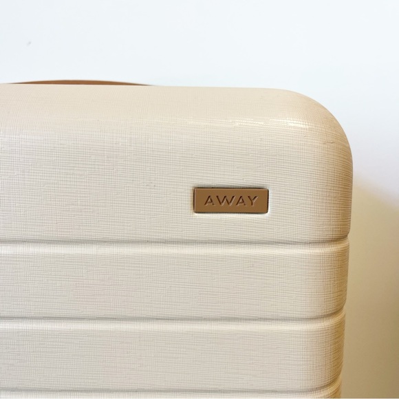 NEW! AWAY x The White Lotus “In Paradise” Limited Edition Carryon Suitcase - Picture 5 of 15